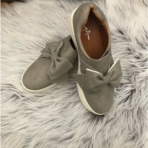 Gray shoes w/Bowes